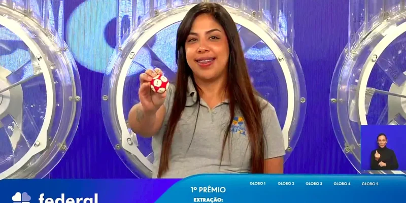 Garota da Sorte exibe bola ejetada do globo durante sorteio que formou o resultado completo de todos os prêmios do concurso 6106 da Loteria Federal, referente à Extração de Sábado, 03/10, com todas as dezenas de milhar do 1º, 2º, 3º, 4º, 5º prêmio, bem como premiações derivadas