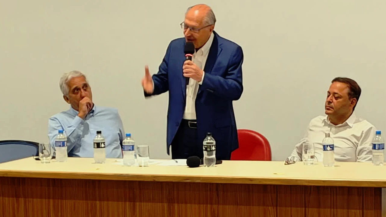 Empresários de Niterói têm oportunidade de encontro com vice-presidente da República, Geraldo Alckmin, para tratar de assuntos como segurança pública, economia, desenvolvimento, indústria, comércio, setor naval, democracia e justiça social: prefeito Rodrigo Neves, presidente do PSB-RJ, Comte Bittencourt, e outros políticos como a deputada eleita Fernanda Neves e o suplente Axel Grael também estiveram presentes.