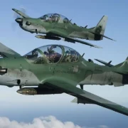 Aeronave militar A-29 Super Tucano, fabricada pela Embraer, utilizada em treinamento avançado e missões de ataque leve.