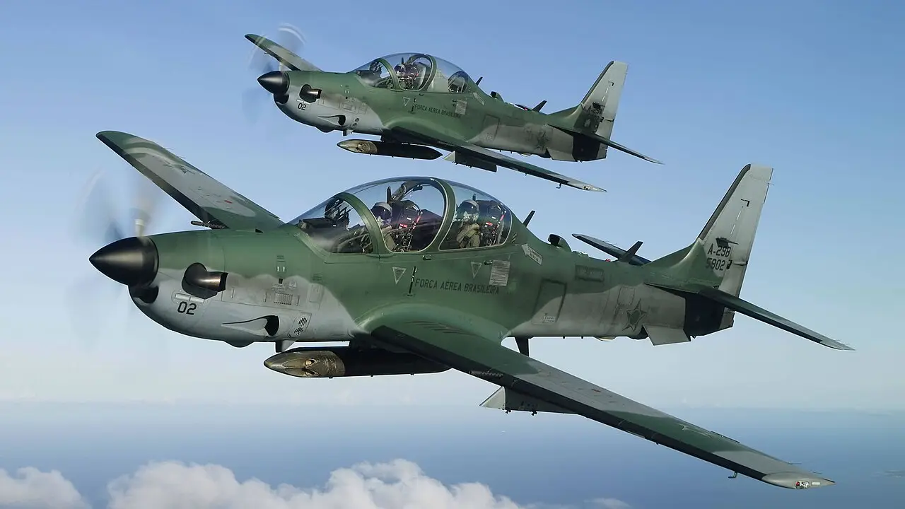 Aeronave militar A-29 Super Tucano, fabricada pela Embraer, utilizada em treinamento avançado e missões de ataque leve. Aeronave militar A-29 Super Tucano, fabricada pela Embraer, utilizada em treinamento avançado e missões de ataque leve.