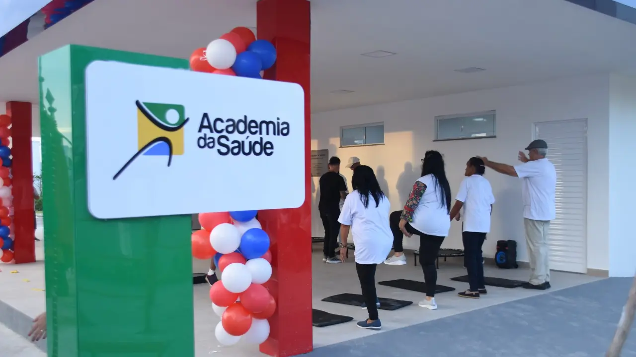 Moradores participam de atividade física em Academia da Saúde de Maricá