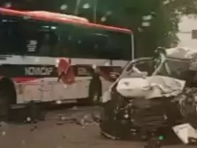 Ônibus e carro ficam danificados após acidente na Rua São Luiz Gonzaga, no Rio