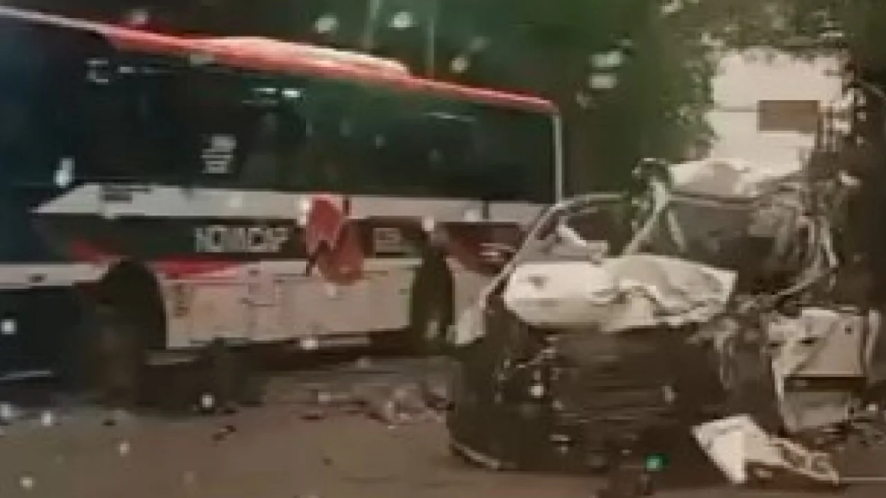 Ônibus e carro ficam danificados após acidente na Rua São Luiz Gonzaga, no Rio