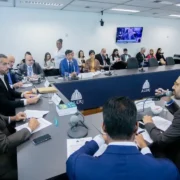 Parlamentares e participantes reunidos em sessão da Comissão de Constituição e Justiça da Alerj, no Rio de Janeiro.