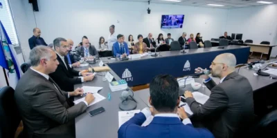 Parlamentares e participantes reunidos em sessão da Comissão de Constituição e Justiça da Alerj, no Rio de Janeiro.