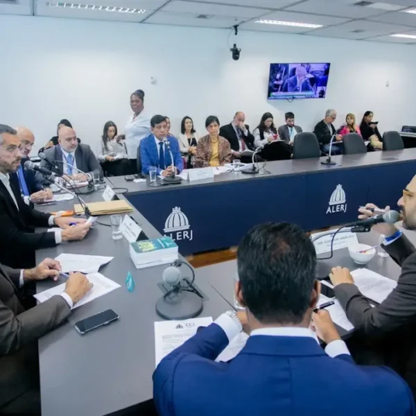 Parlamentares e participantes reunidos em sessão da Comissão de Constituição e Justiça da Alerj, no Rio de Janeiro.