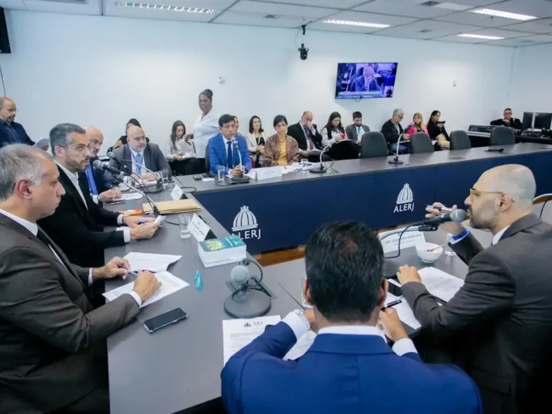 Parlamentares e participantes reunidos em sessão da Comissão de Constituição e Justiça da Alerj, no Rio de Janeiro.