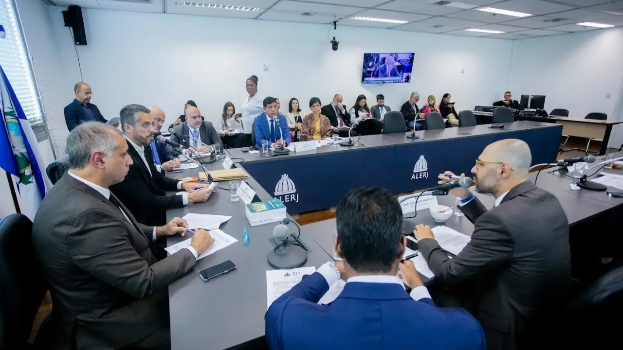 Parlamentares e participantes reunidos em sessão da Comissão de Constituição e Justiça da Alerj, no Rio de Janeiro. Parlamentares e participantes reunidos em sessão da Comissão de Constituição e Justiça da Alerj, no Rio de Janeiro.