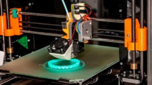 Impressora 3D em funcionamento, produzindo um objeto por camadas de filamento, em reportagem sobre altura de camada variável.