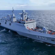 Navio da Marinha do Brasil navegando no oceano