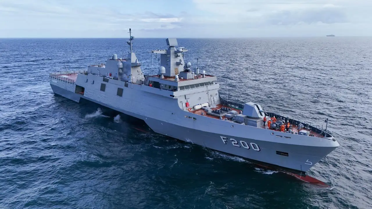Navio da Marinha do Brasil navegando no oceano