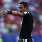 Árbitro argentino Facundo Tello durante a Copa do Mundo de 2026, escalado para Fluminense x Palmeiras na semifinal da Libertadores.