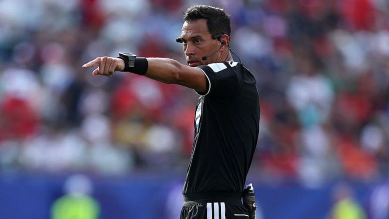 Árbitro argentino Facundo Tello durante a Copa do Mundo de 2026, escalado para Fluminense x Palmeiras na semifinal da Libertadores.