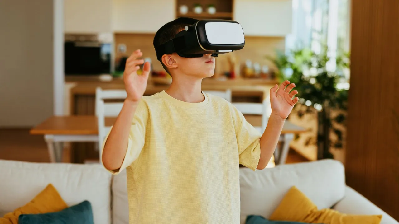 Pessoa utiliza óculos de realidade virtual em uma sala de estar, ilustrando a necessidade de espaço livre para jogos VR. Pessoa utiliza óculos de realidade virtual em uma sala de estar, ilustrando a necessidade de espaço livre para jogos VR.