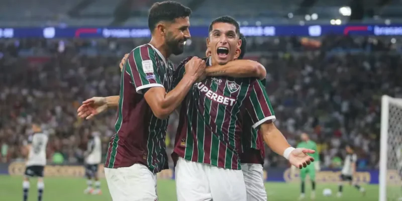 Soteldo e Kevin Serna durante partida do Fluminense na temporada de 2026
