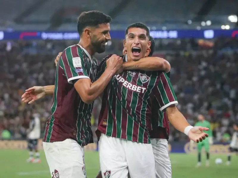 Soteldo e Kevin Serna durante partida do Fluminense na temporada de 2026