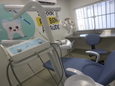 Profissional de odontologia realiza atendimento a paciente em consultório odontológico.