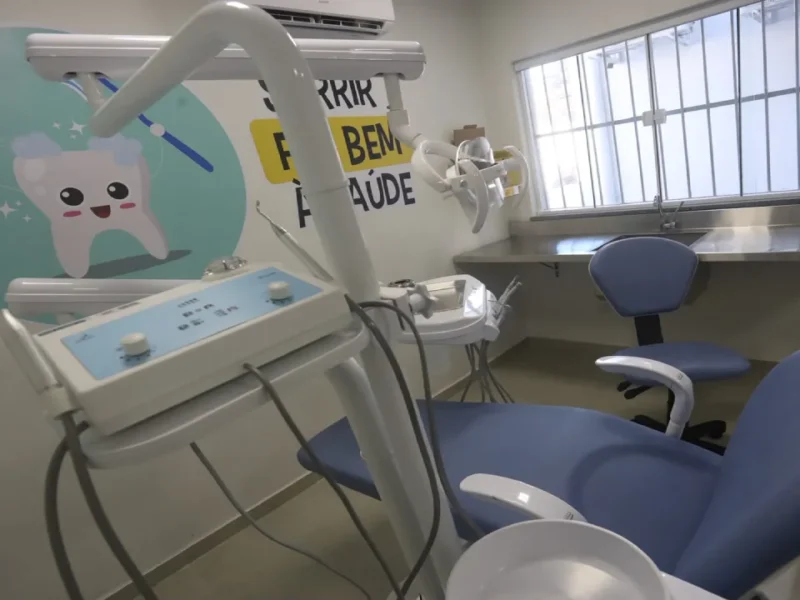 Profissional de odontologia realiza atendimento a paciente em consultório odontológico.