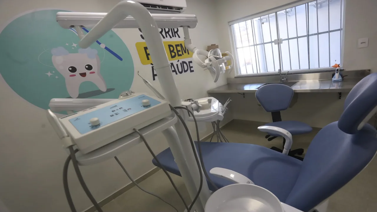 Profissional de odontologia realiza atendimento a paciente em consultório odontológico.