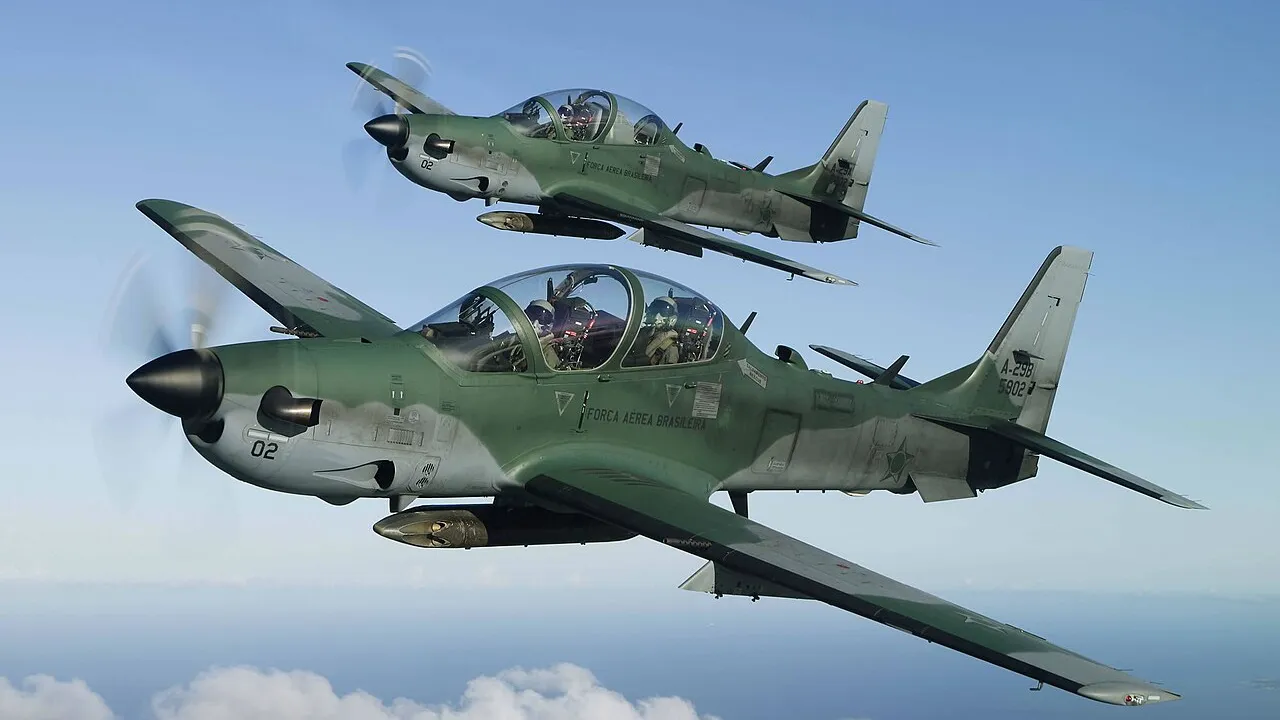 Dois aviões militares A-29 Super Tucano da Força Aérea Brasileira voam em formação.