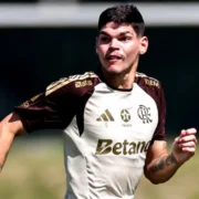 Ayrton Lucas durante partida do Flamengo pelo Campeonato Brasileiro de 2026