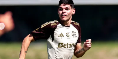 Ayrton Lucas durante partida do Flamengo pelo Campeonato Brasileiro de 2026