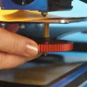 Desenho técnico de pedido de patente da Bambu Lab mostra canais para distribuição de calor em mesa aquecida de impressora 3D.