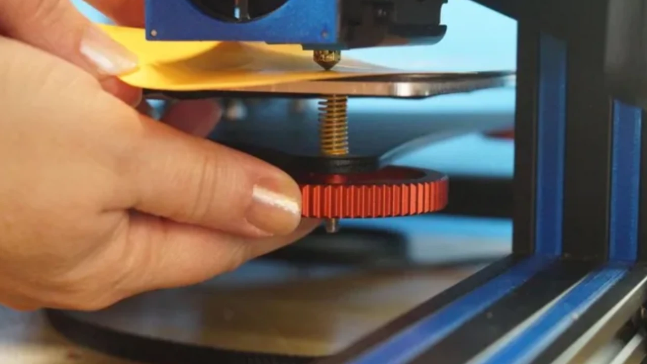 Desenho técnico de pedido de patente da Bambu Lab mostra canais para distribuição de calor em mesa aquecida de impressora 3D.