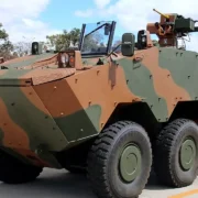 Blindado Guarani 6×6 do Exército Brasileiro com camuflagem verde e marrom e torre de armamento.