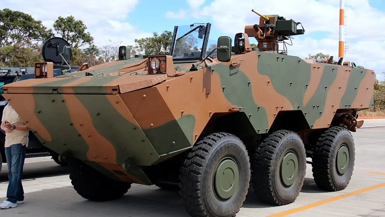 Blindado Guarani 6×6 do Exército Brasileiro com camuflagem verde e marrom e torre de armamento.