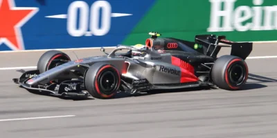 Gabriel Bortoleto pilota o Audi R26 durante a temporada 2026 da Fórmula 1