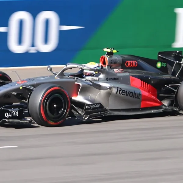 Gabriel Bortoleto pilota o Audi R26 durante a temporada 2026 da Fórmula 1
