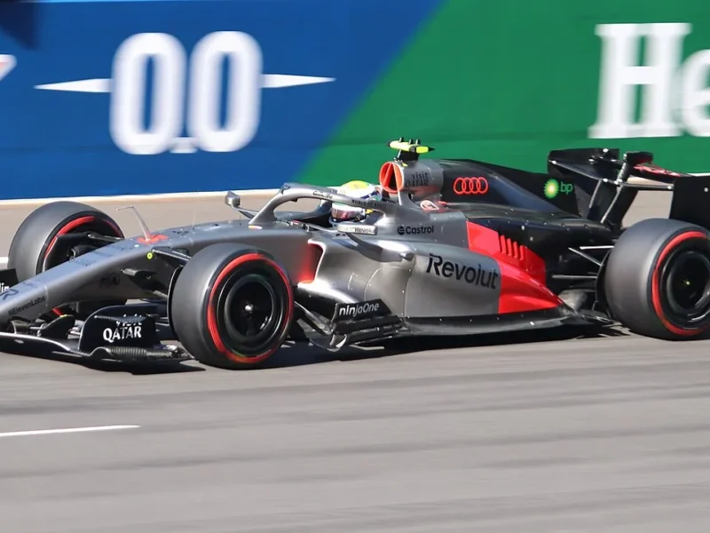 Gabriel Bortoleto pilota o Audi R26 durante a temporada 2026 da Fórmula 1
