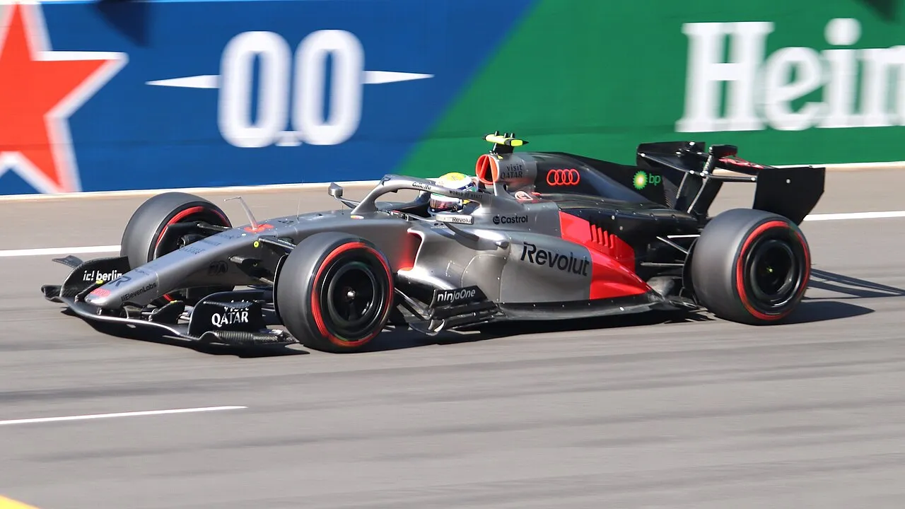 Gabriel Bortoleto pilota o Audi R26 durante a temporada 2026 da Fórmula 1