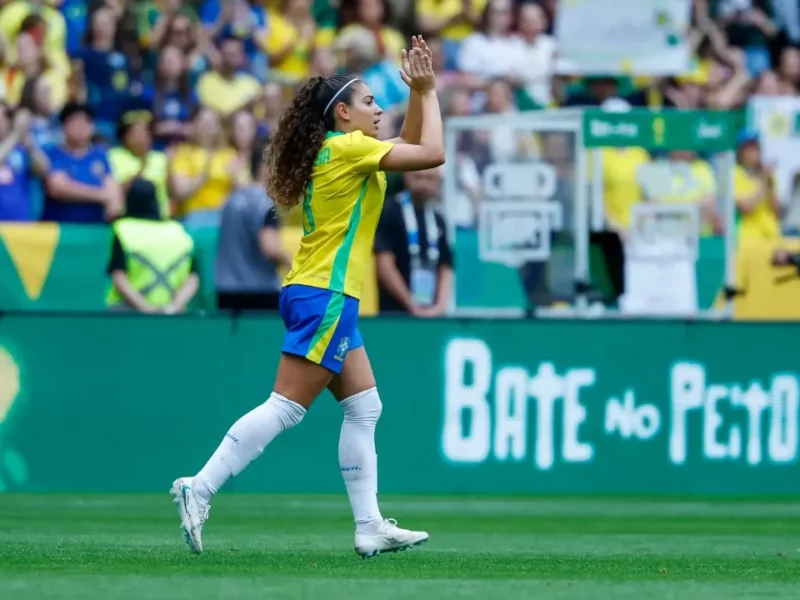 Geyse comemora gol de bicicleta na vitória do Brasil sobre a Argentina no Beira-Rio