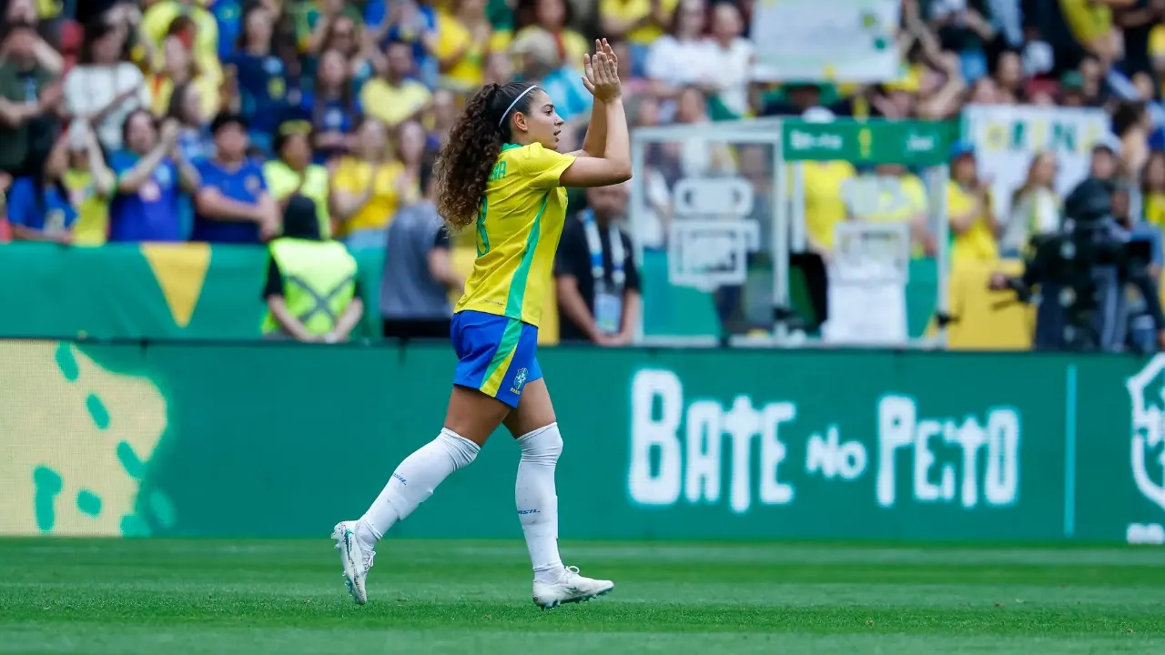 Geyse comemora gol de bicicleta na vitória do Brasil sobre a Argentina no Beira-Rio
