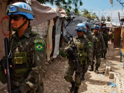 Militares brasileiros integrantes da missão de paz da ONU no Haiti durante a MINUSTAH