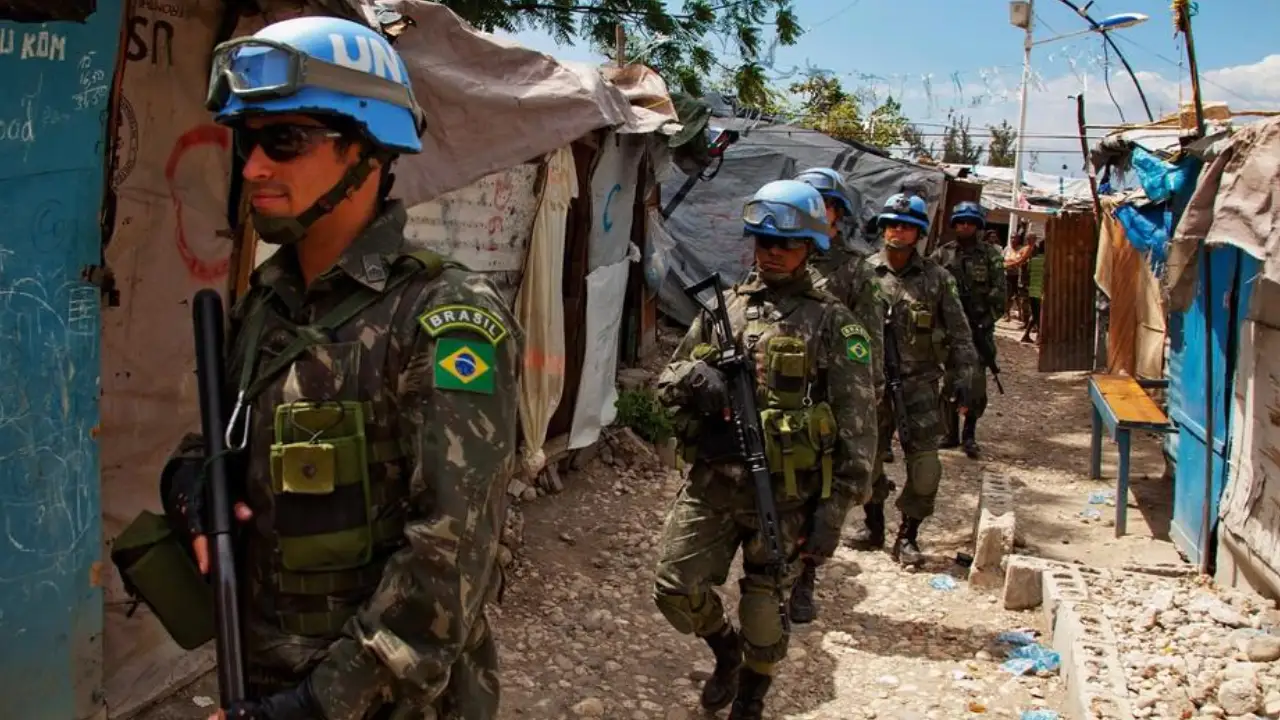 Militares brasileiros integrantes da missão de paz da ONU no Haiti durante a MINUSTAH