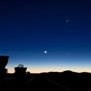 Mercúrio, Vênus e Júpiter aparecem próximos no céu sobre o Observatório Paranal, no Chile