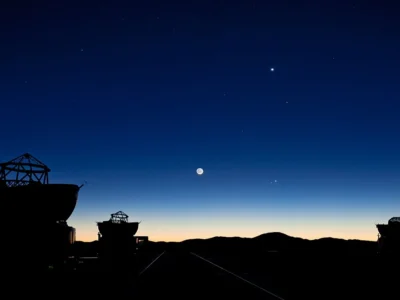 Mercúrio, Vênus e Júpiter aparecem próximos no céu sobre o Observatório Paranal, no Chile