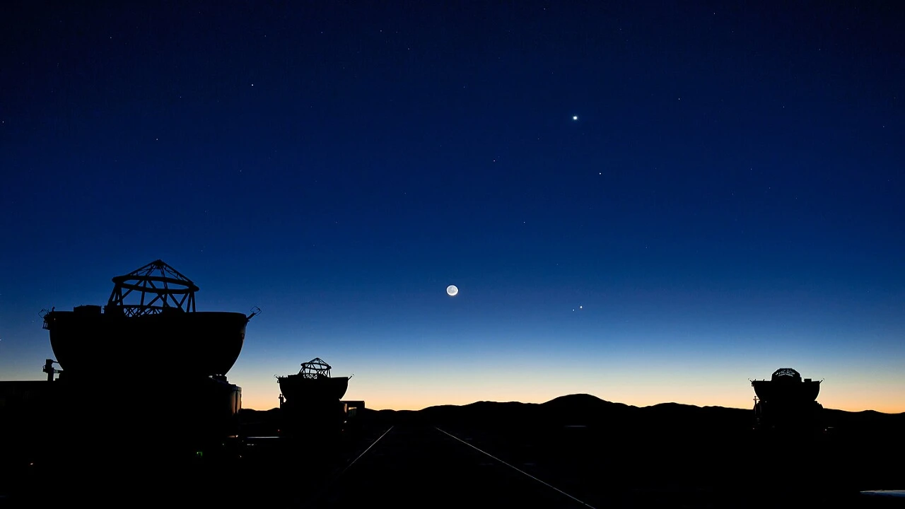 Mercúrio, Vênus e Júpiter aparecem próximos no céu sobre o Observatório Paranal, no Chile Mercúrio, Vênus e Júpiter aparecem próximos no céu sobre o Observatório Paranal, no Chile