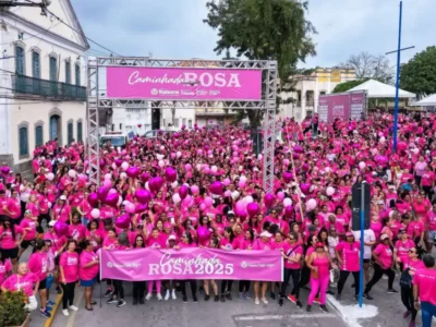Participantes de edição da Caminhada Rosa em Itaboraí