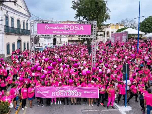 Participantes de edição da Caminhada Rosa em Itaboraí