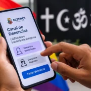 Pessoa acessa pelo celular o canal de denúncias contra LGBTfobia e intolerância religiosa em Niterói