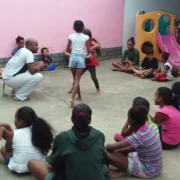 Roda de capoeira com berimbau durante atividade cultural