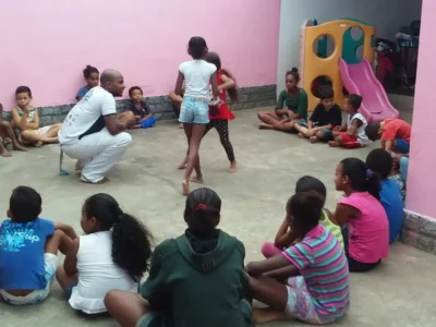 Roda de capoeira com berimbau durante atividade cultural