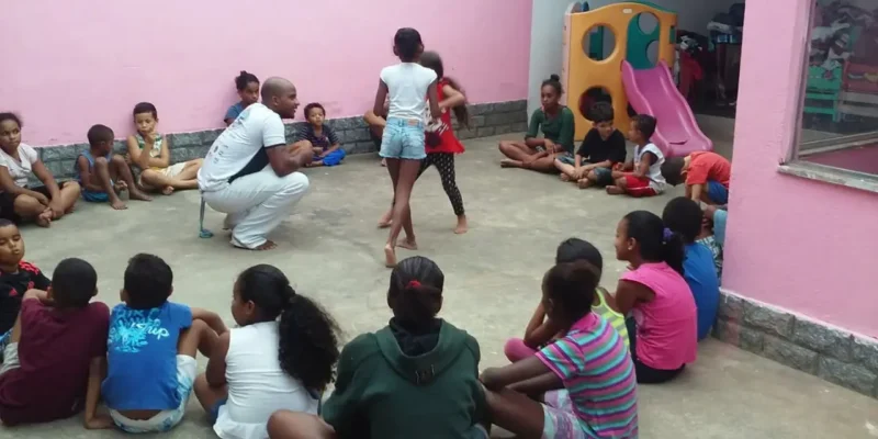 Roda de capoeira com berimbau durante atividade cultural