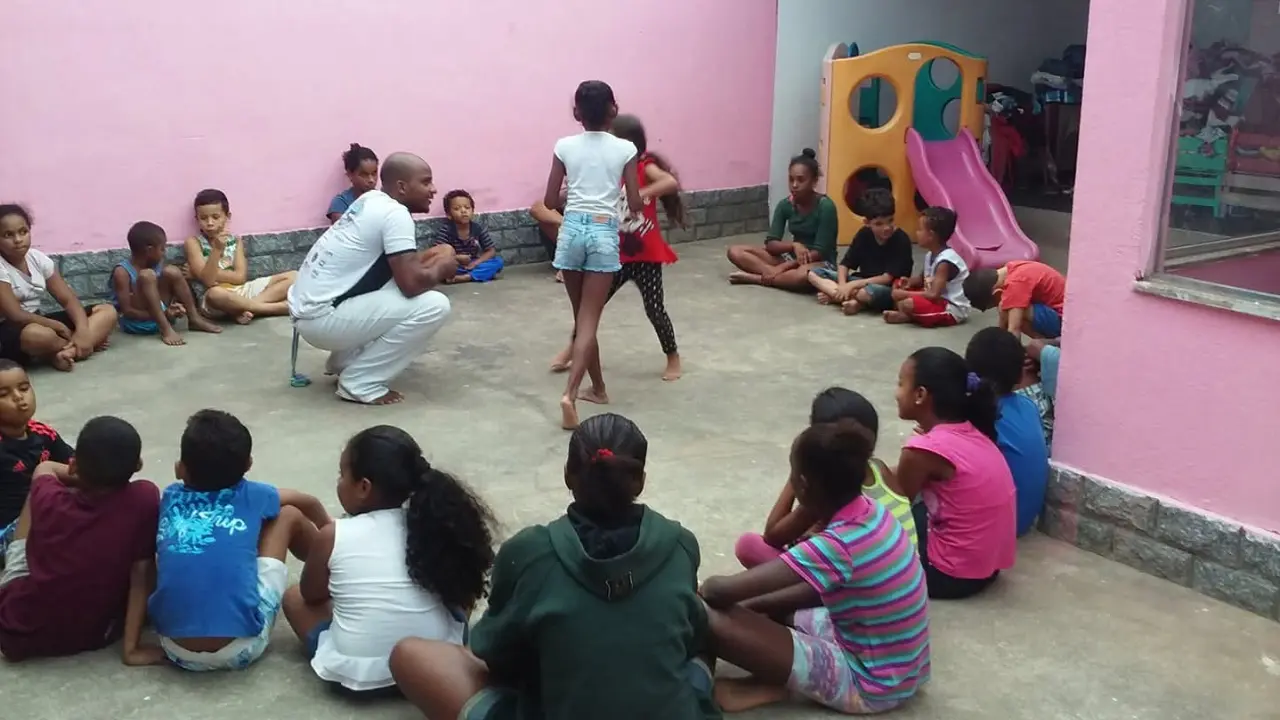 Roda de capoeira com berimbau durante atividade cultural