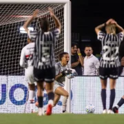 Carlinha comemora após defender pênalti pelo São Paulo na final do Brasileirão Feminino contra o Corinthians