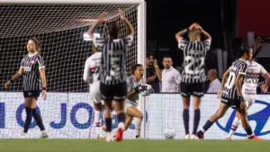 Carlinha comemora após defender pênalti pelo São Paulo na final do Brasileirão Feminino contra o Corinthians